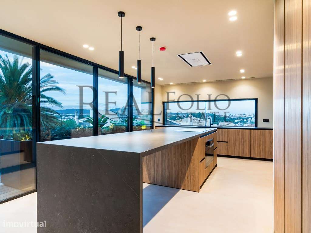 Moradia T5 com acabamentos de luxo e vista panorâmicas sobre a Baia...-10