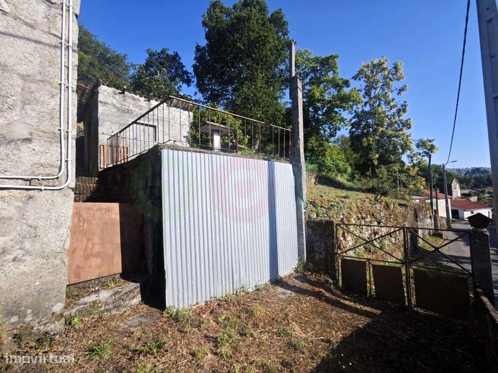 Moradia T3 com terreno em Vilar de Cunhas-16
