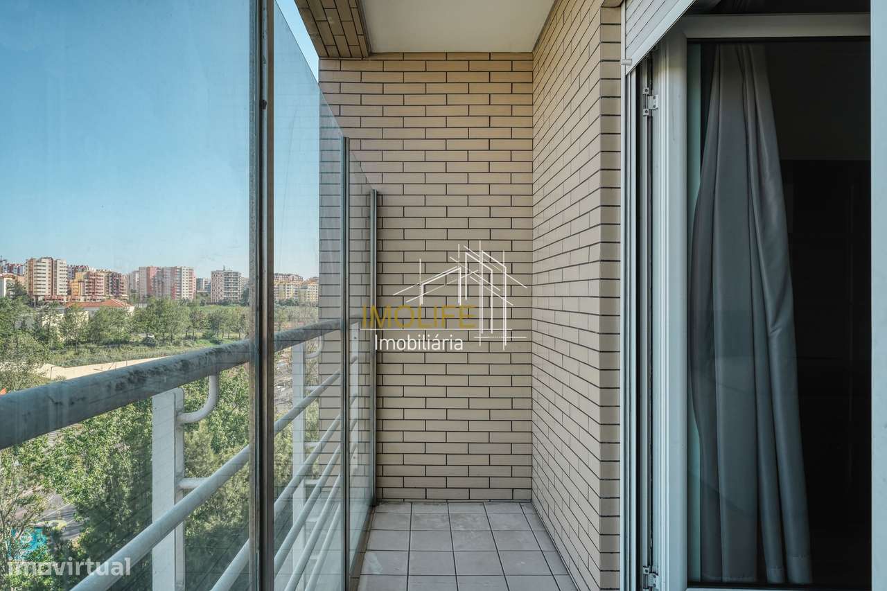 Apartamento T2 com Vista Desafogada em Benfica-34