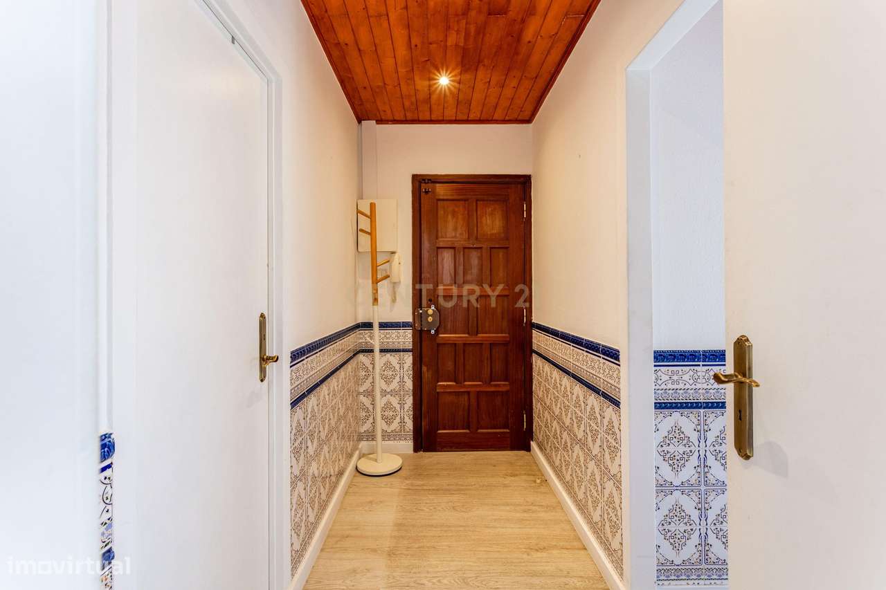 Apartamento T2 com vista desafogada em Santo António dos Cavaleiros-3