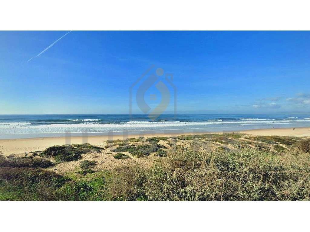 Moradia isolada com áreas generosas e piscina nos Foros da Amora-29