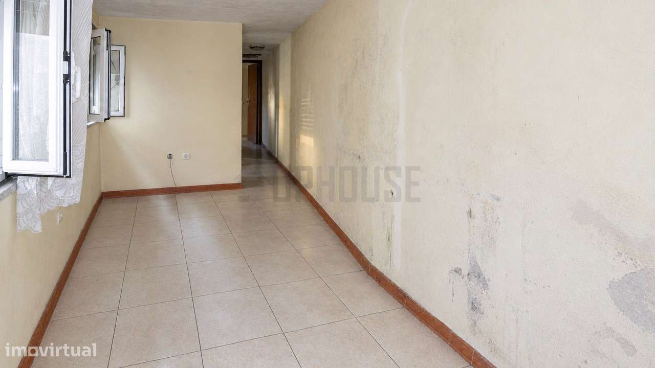 Moradia para Remodelar em Fragosela - Um Projeto com Potencial-1