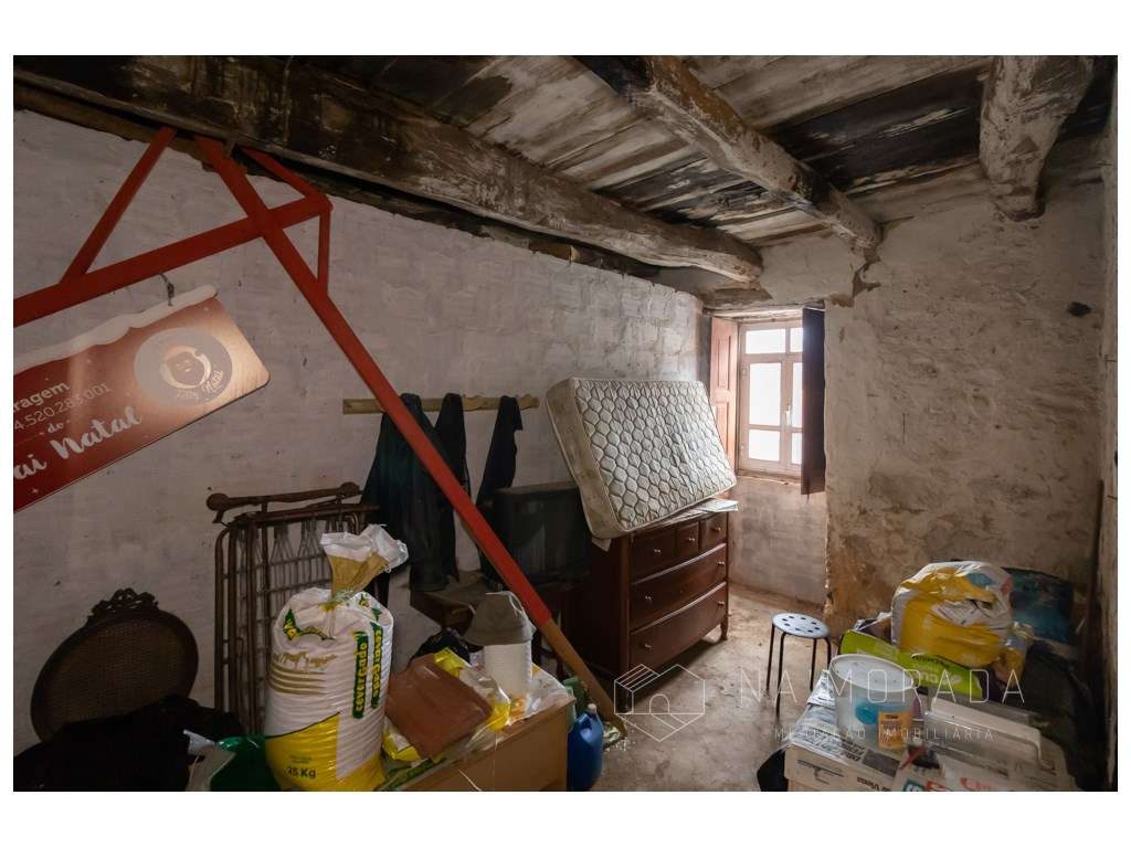 Propriedade para restauro em pleno centro de Santa Maria da Feira-31
