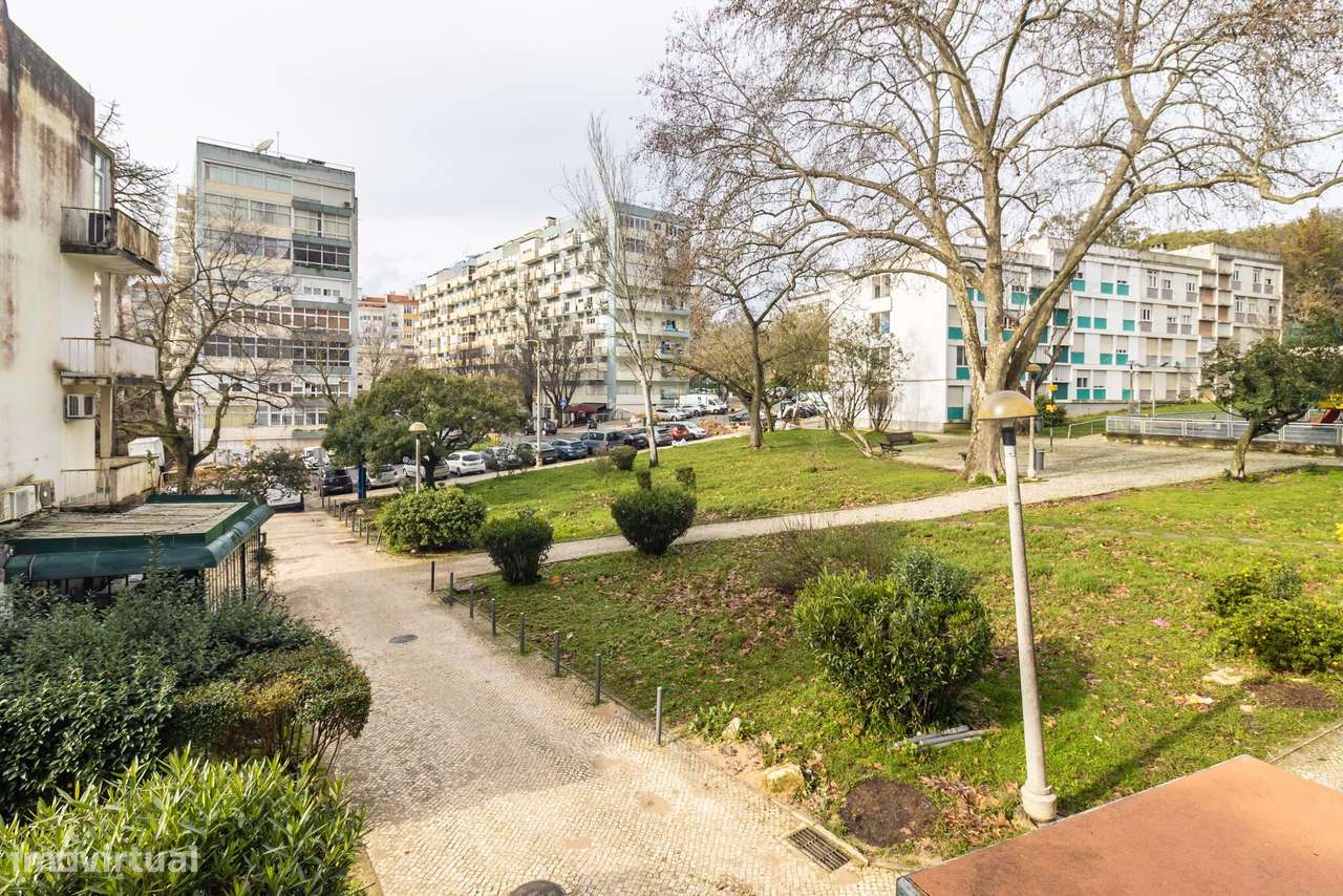Apartamento T2, junto ao Hospital da Cruz Vermelha , em Benfica-5
