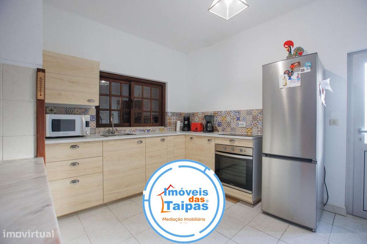 Vende-se Moradia Individual e rés-do-chão - T2-13