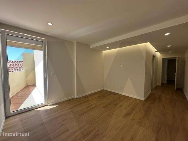 Apartamento T2 Completamente Remodelado - Centro Ericeira-19