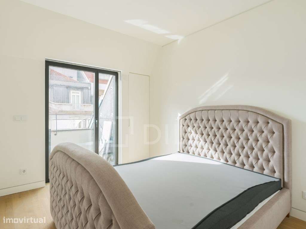 Penthouse T3 com varanda ampla e garagem privada, em Lisboa-23