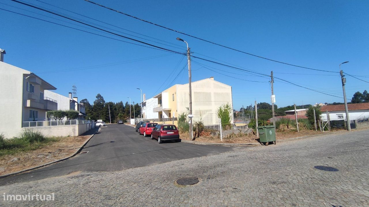 Lote para moradia de 3 Frentes em Serzedo - Rua de Sabariz