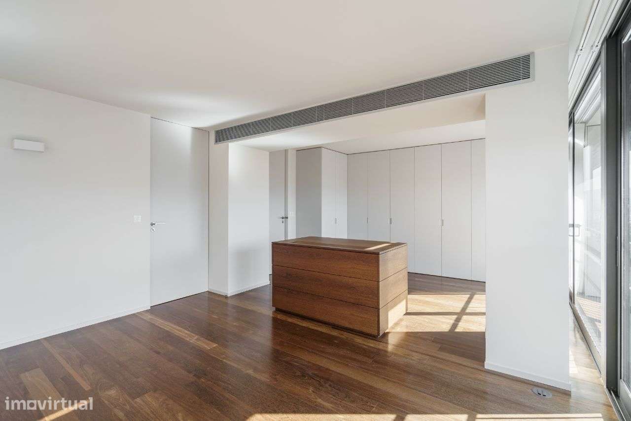 Penthouse Luxuosa com Piscina e Vistas 360º no Coração de Braga-36