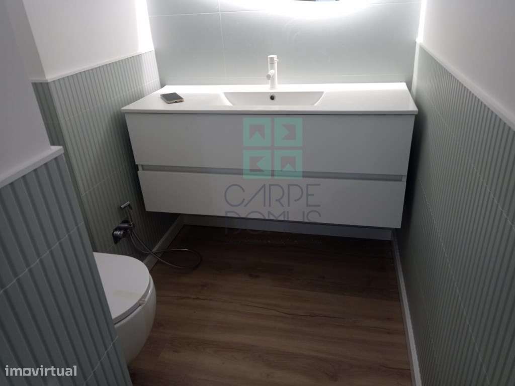 Apartamento T3, totalmente renovado, c/ varandas, na Avenida do Uru...-13
