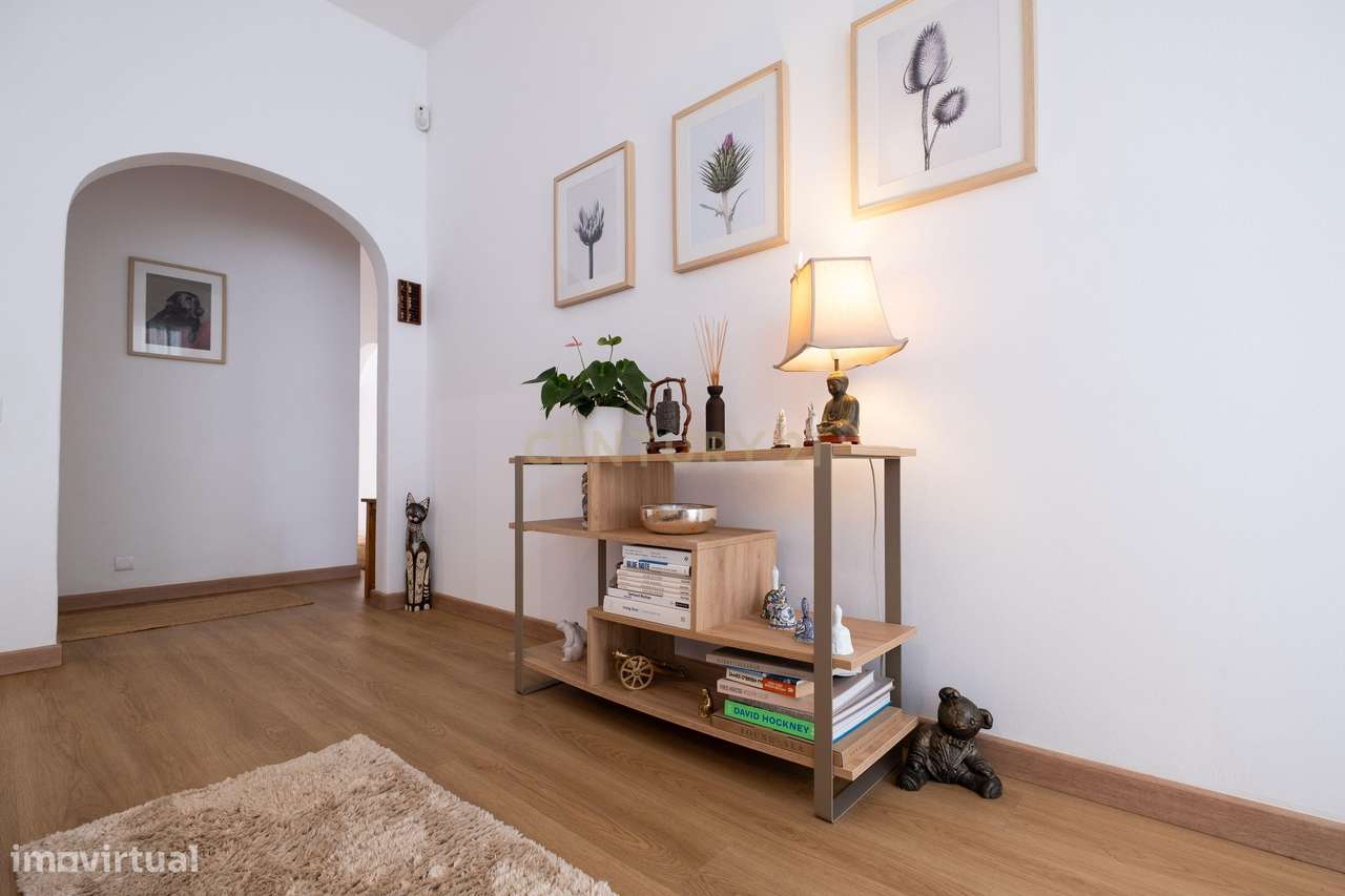 Moradia T2 Remodelada em Câmara de Lobos com Vista para o Pôr do Sol-17