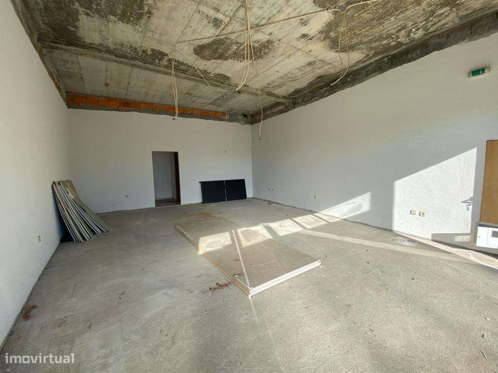 Investimento- Loja em Valongo possibilidade de Converter em T2-10