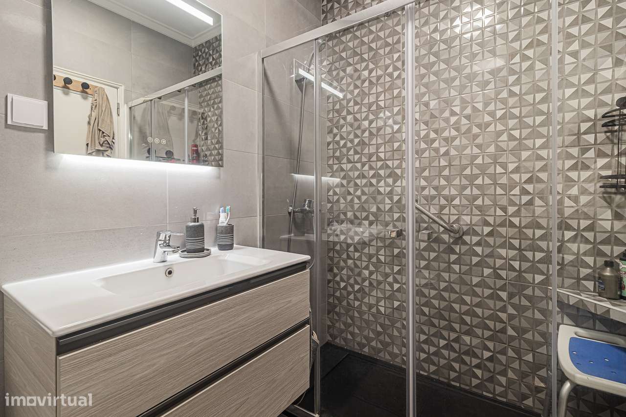 Apartamento T2 remodelado num RC na Marisol-9