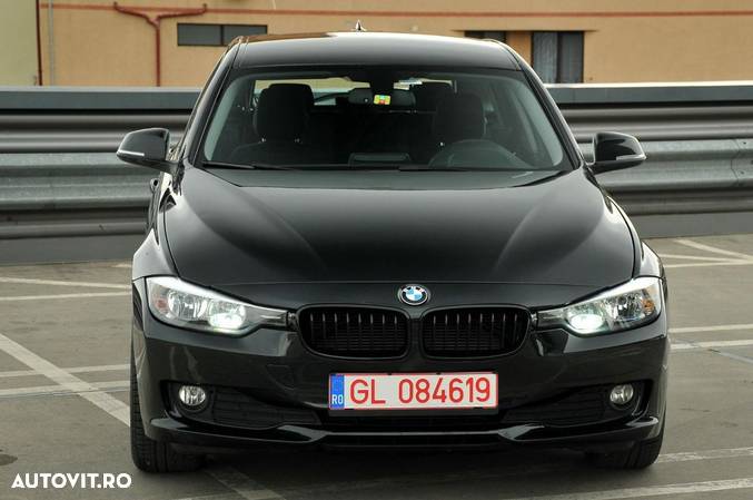 BMW Seria 3 320d DPF Touring Aut. Edition Sport - 2