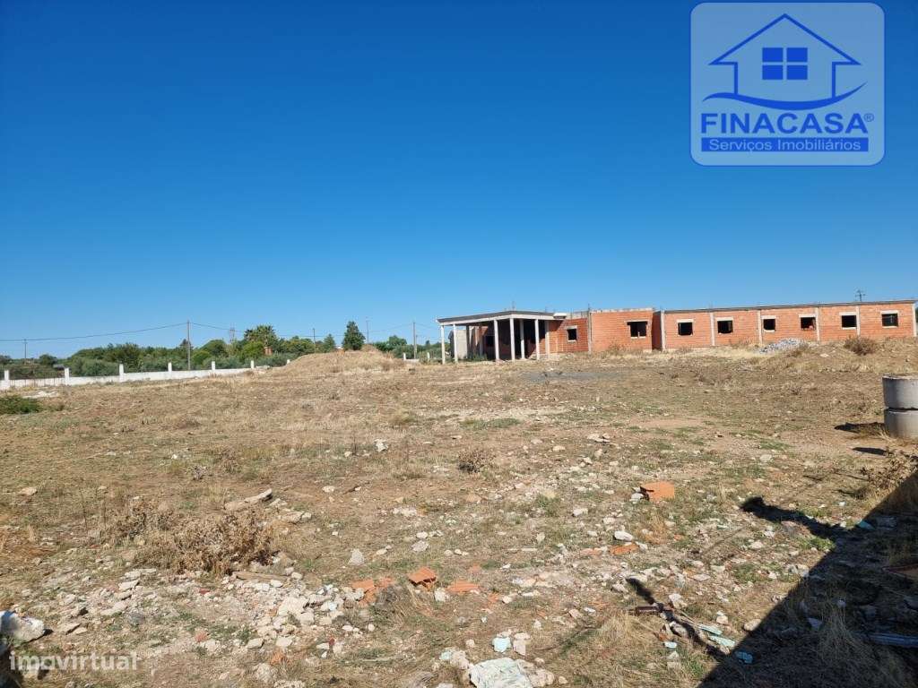 Terreno com moradia situado numa zona sossegada - Brejos(Elvas)-9