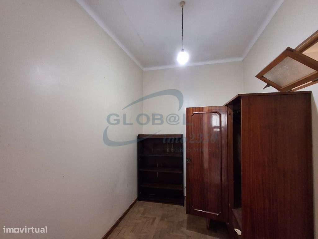 Moradia T3 no Centro de Vila Moreira - com logradouro, anexos e fre...-10