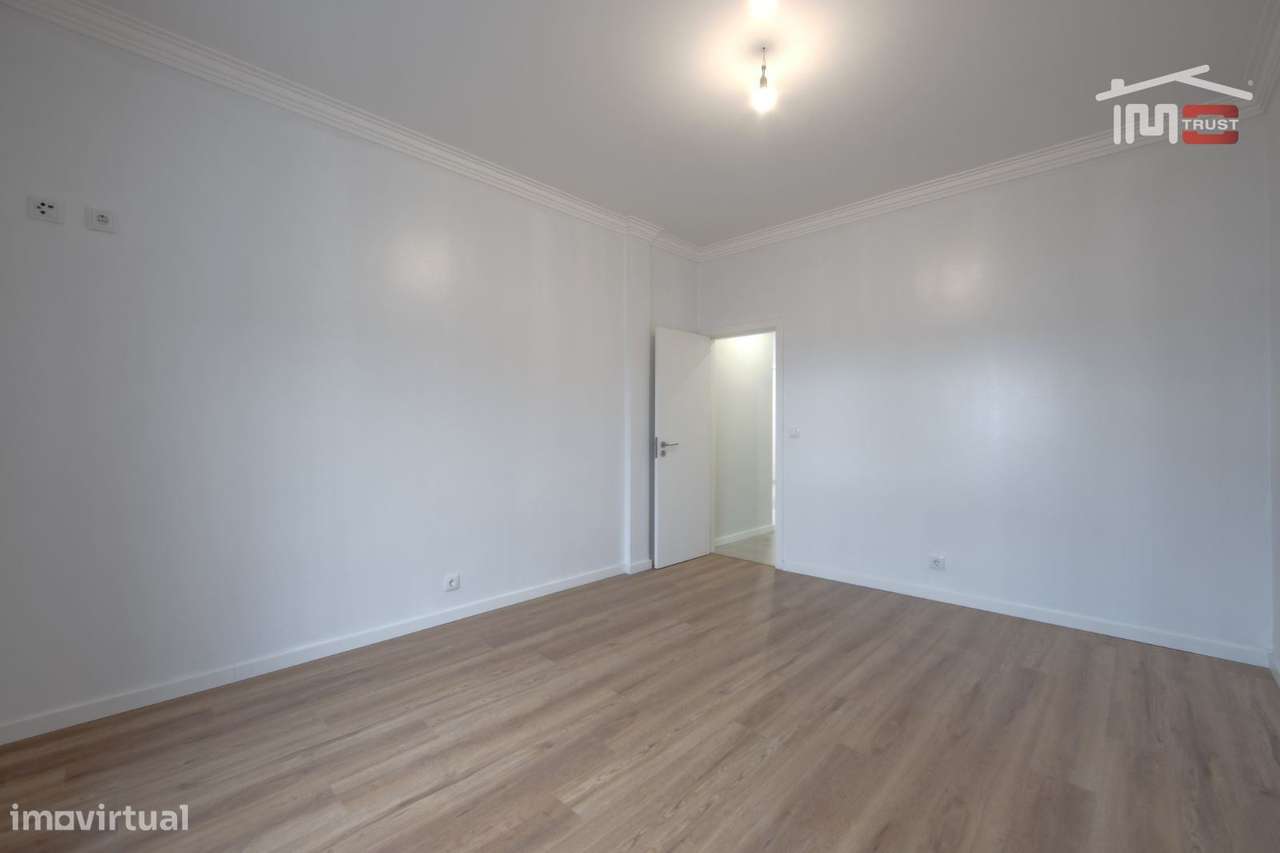Moradia T4 de Excelência com Box para 4 Viaturas e Ótimos Acessos-15
