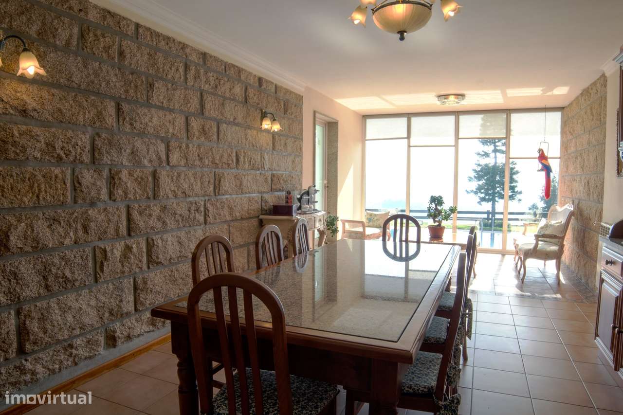 Moradia T6 Exclusiva com terreno de cerca 4.000 m² e Piscina Privada e-21