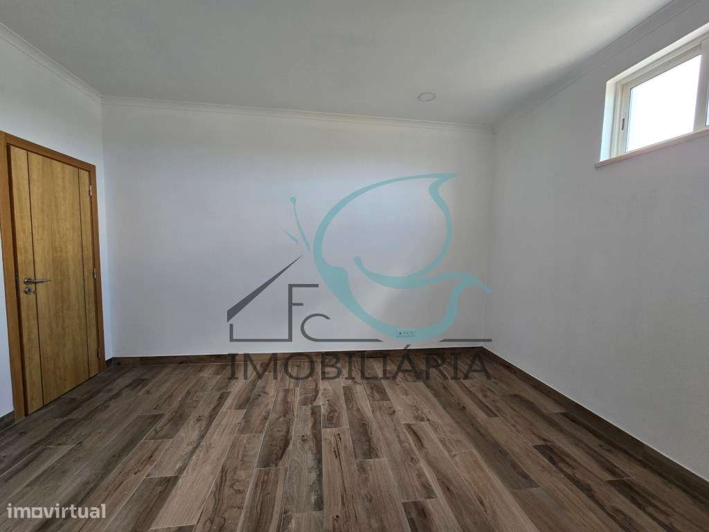 EXCLUSIVO - Excelente moradia de 2 pisos, com licença AL-21