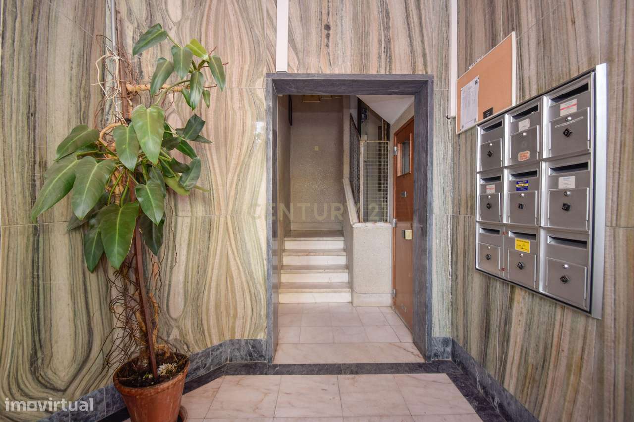 Apartamento T2 em zona central, inserido em prédio com 2 elevadores e-14