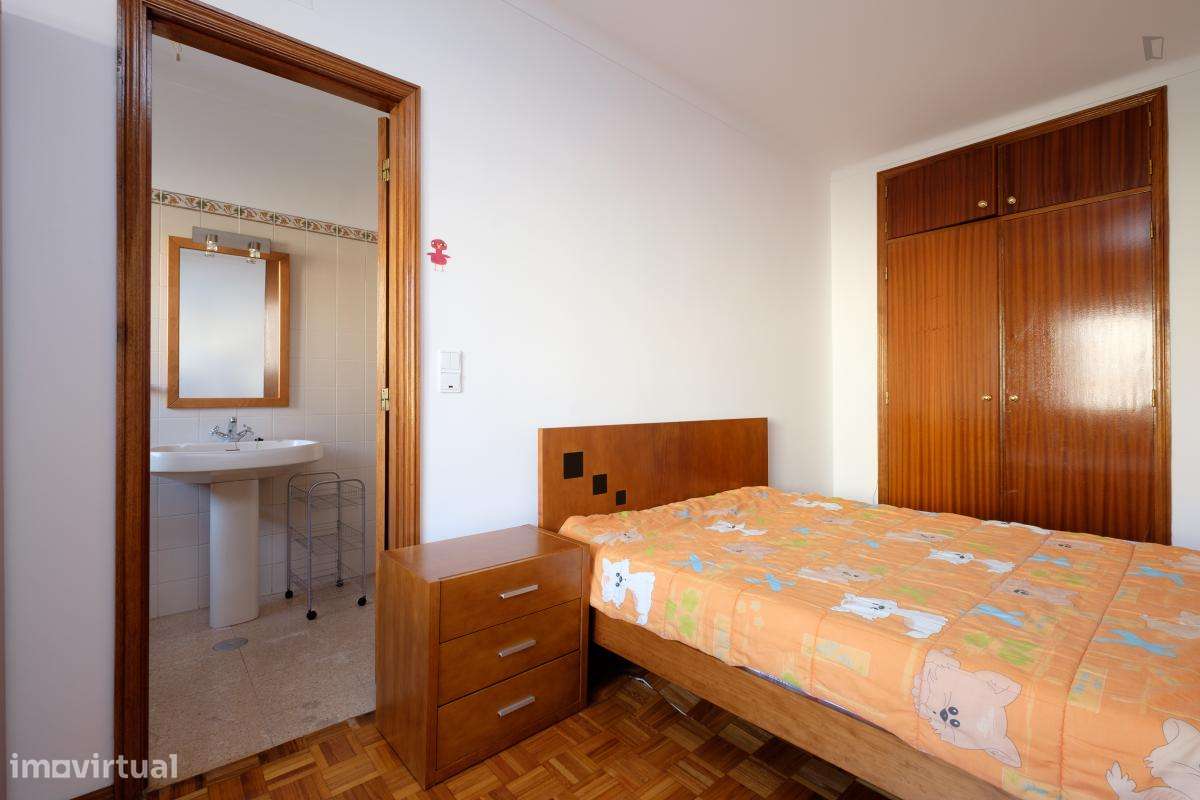 Quarto - localizado em Norton de Matos Coimbra - Grande imagem: 3/6