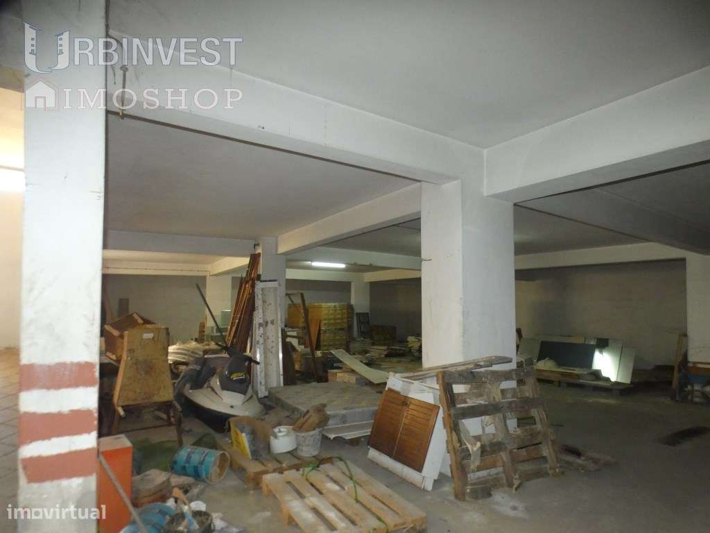 Armazém em cave de prédio no centro de Ferragudo. - Grande imagem: 4/16