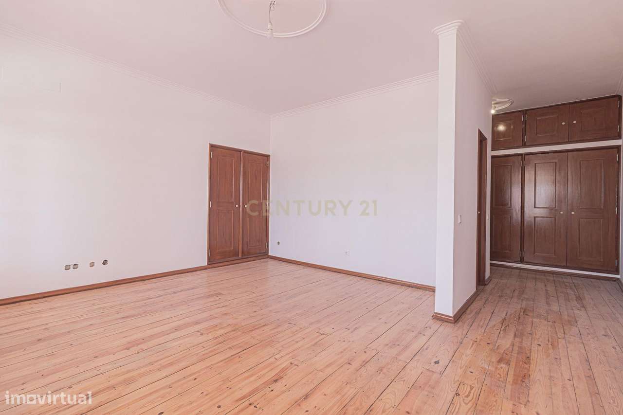 Distinta Moradia, com piscina e adega - perto de praias-34