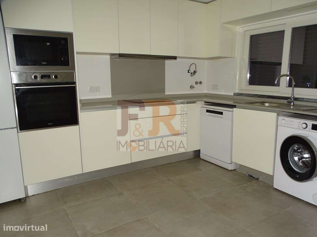 Moradia Geminada Duplex T3 semi-nova com Pérgula , Fernão Ferro
di...-19