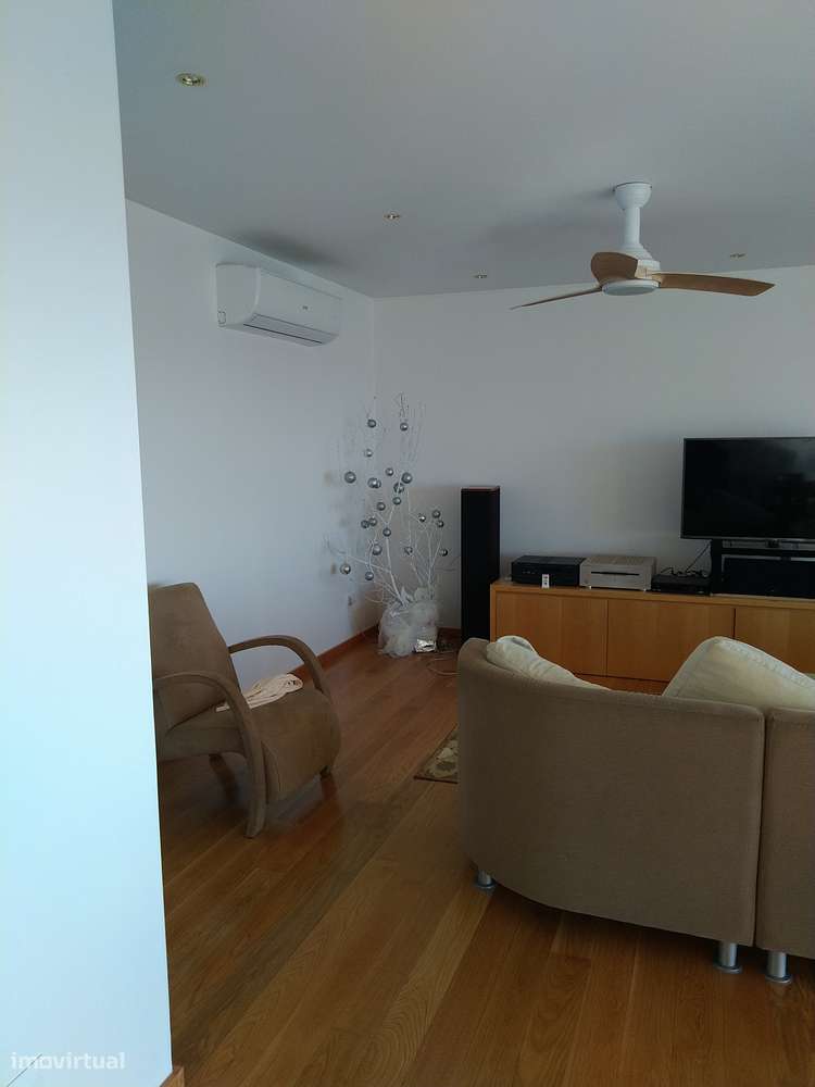 Lindíssima Moradia T6 de quatro frentes-10