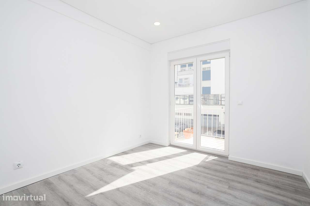 Apartamento Remodelado de 4 Assoalhadas, Feijó/Almada - Grande imagem: 4/19