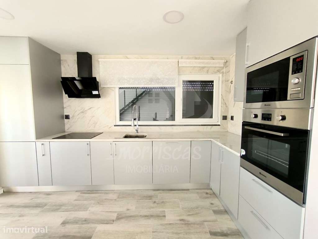 Moradia T2+1 geminada com piscina em Fernão Ferro - Grande imagem: 4/28