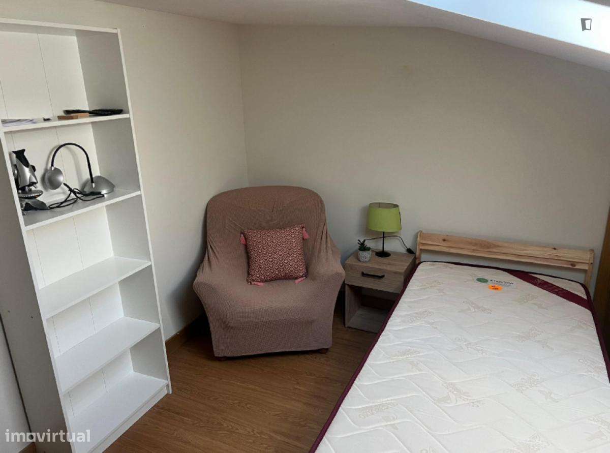 Quarto - localizado em Pedrouços Porto - Grande imagem: 3/10