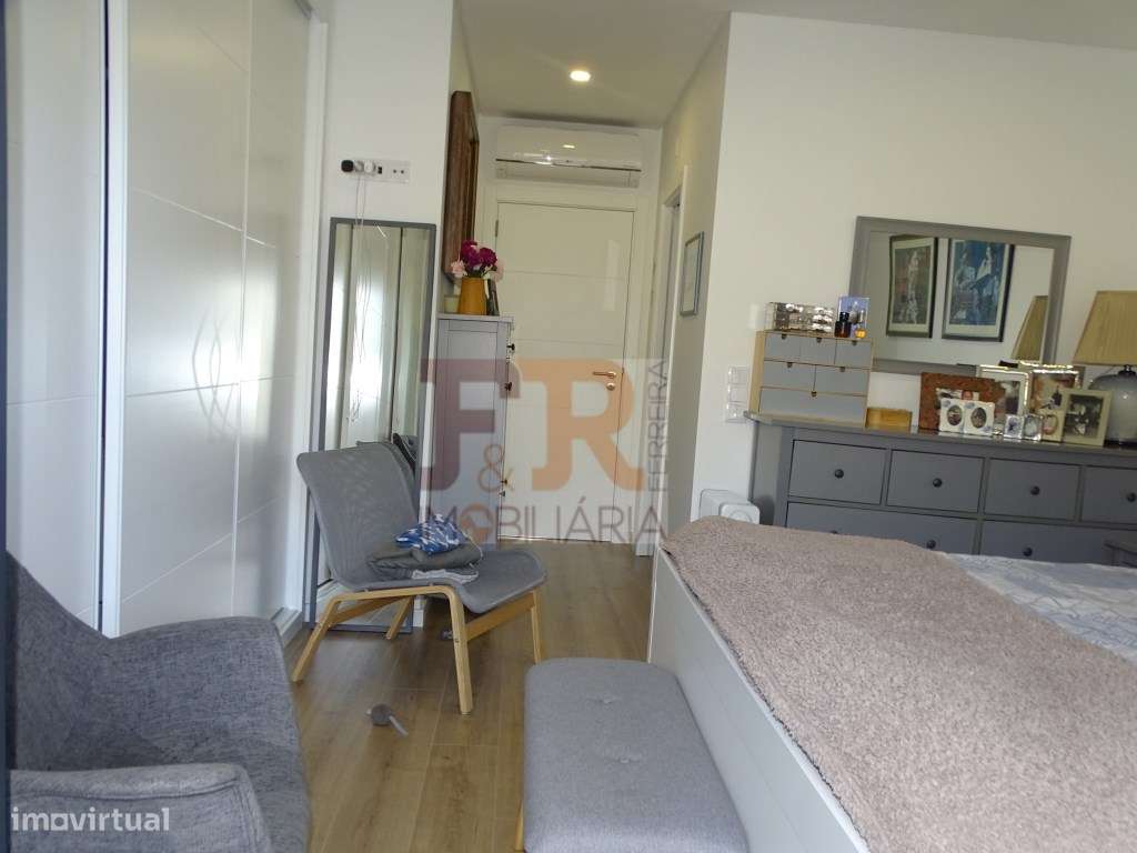 Semi-Nova Geminada Duplex T3 com Piscina Fernão Ferro-34