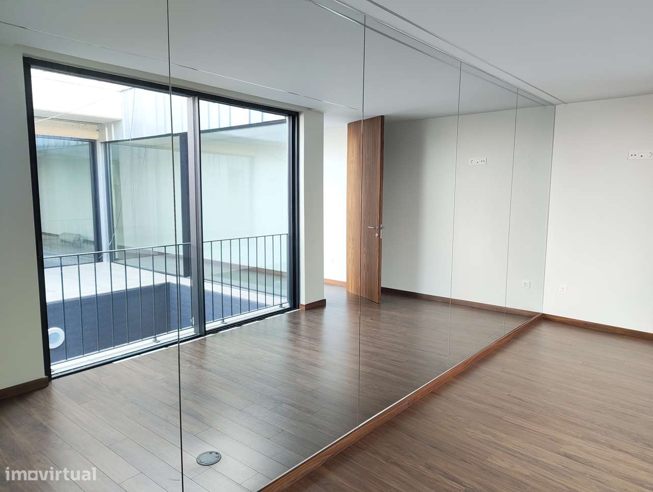 Moradia T5 com piscina e jardim em Canidelo-49