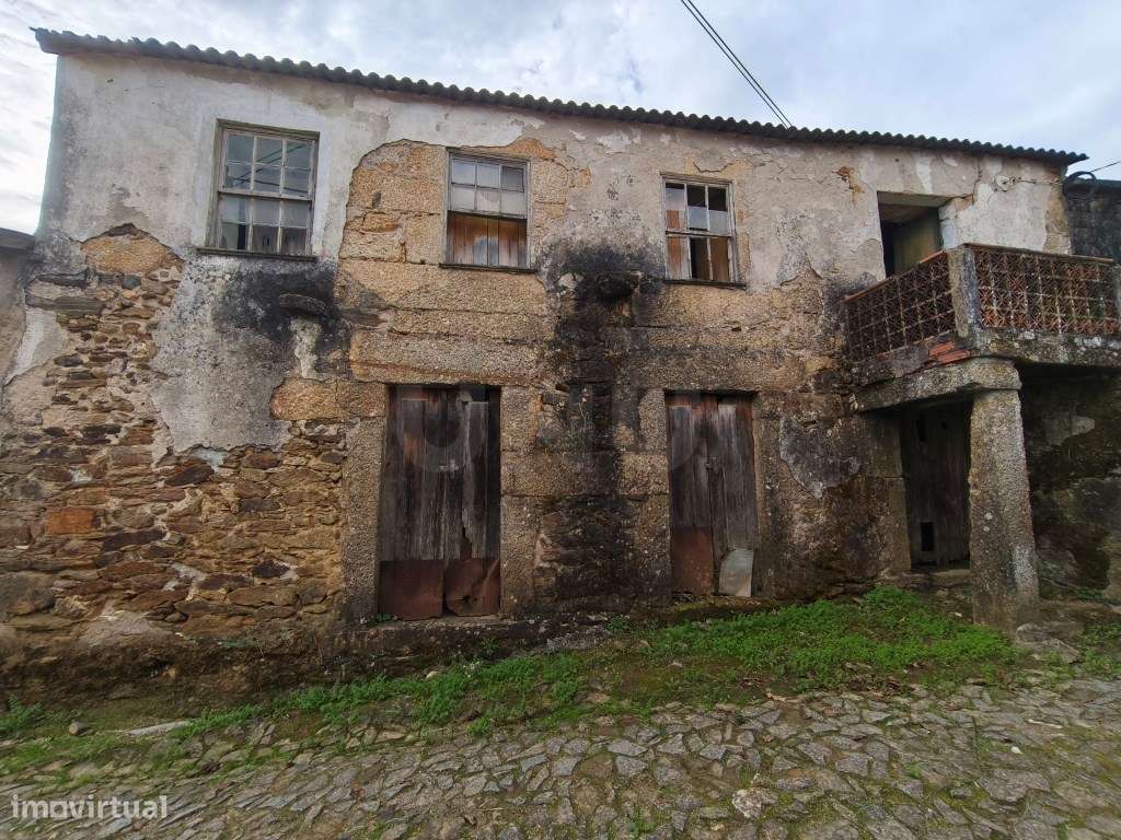 Casa antiga, em pedra, para recuperar.-6