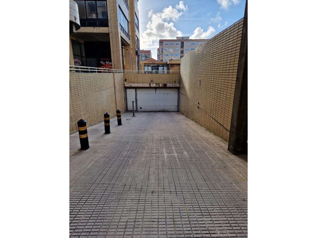 Arrendamento de Garagem - Rua do Visconde de Setúbal, 51, Paranhos ... - Grande imagem: 1/2