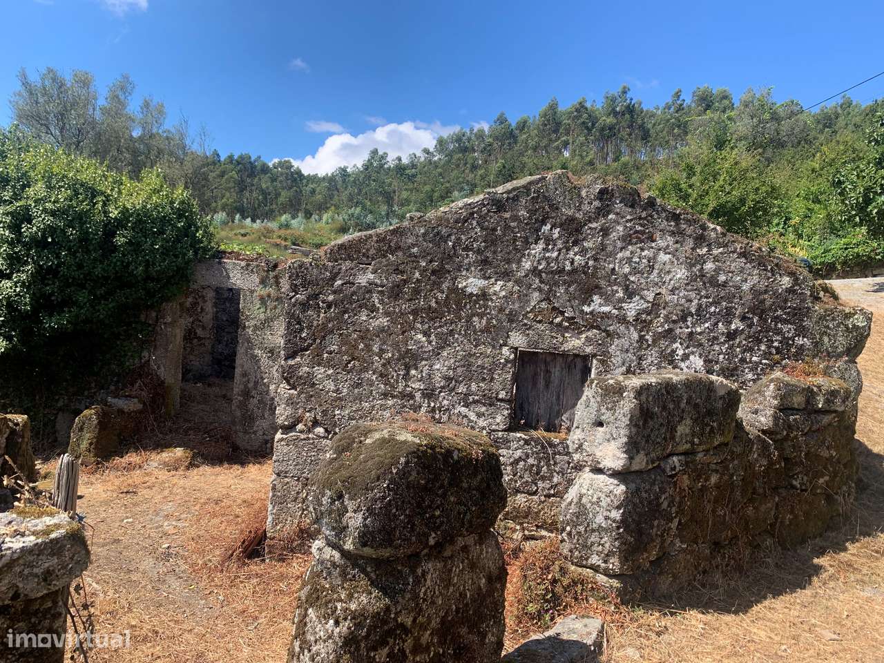 Terreno de 700m2 c/ Ruina-9