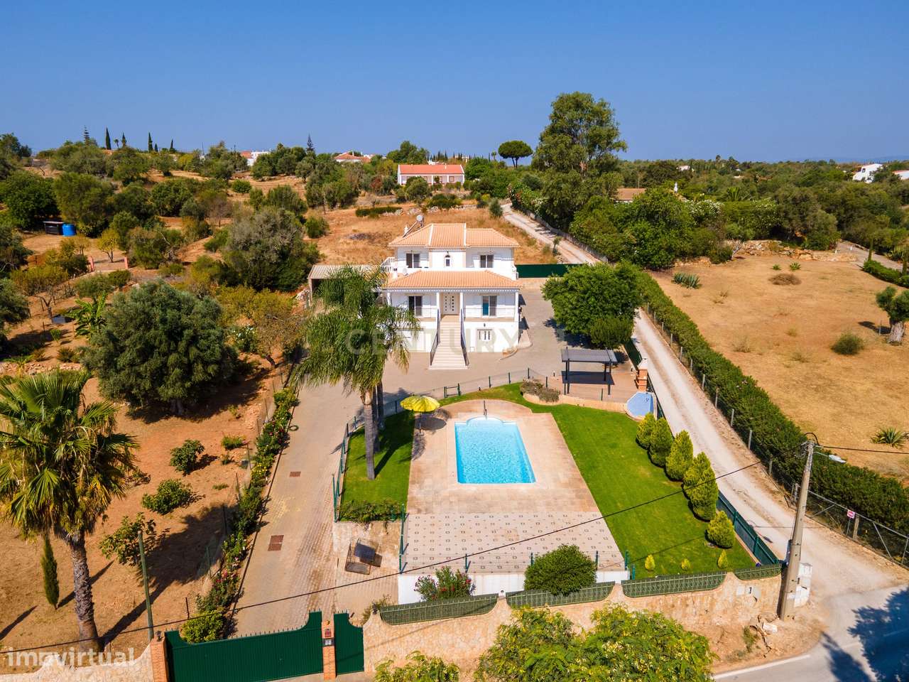 Moradia com piscina e garagem, 3 quartos e espaço independente com 2 q - Grande imagem: 2/40