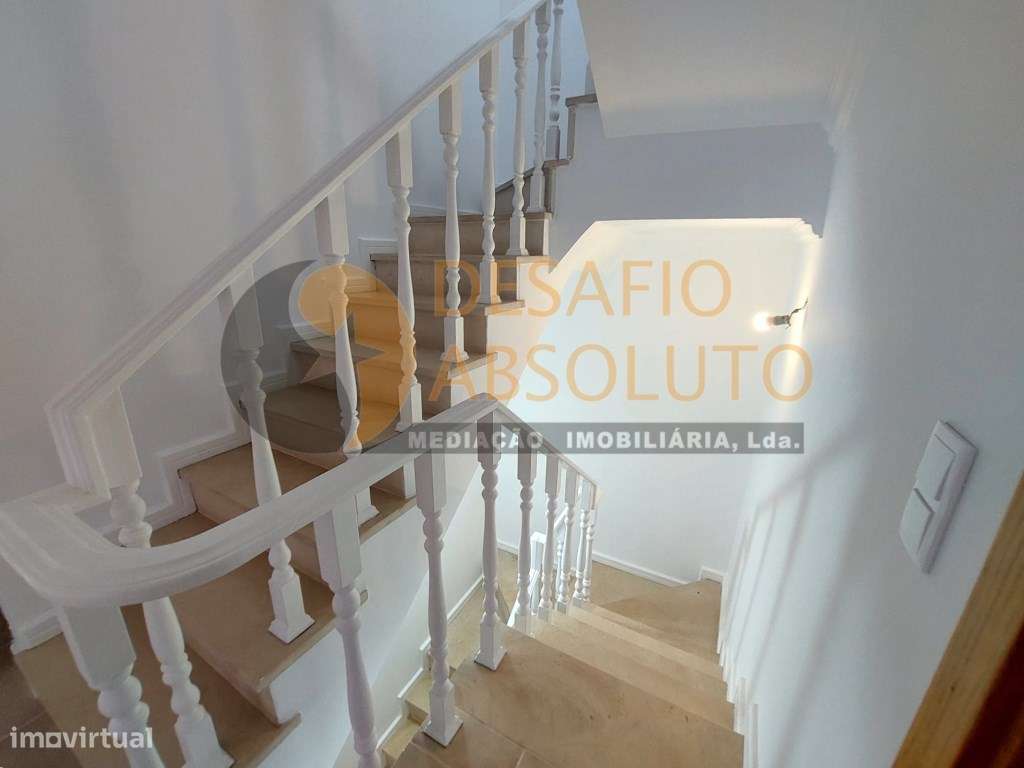 Moradia em Banda T4 c/ Piscina e Garagem. Quinta da Serralheira - S...-9