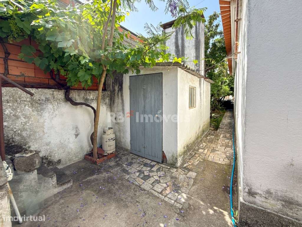 Moradia T3 com espaço exterior no centro de Vila Nova da Barquinha-41