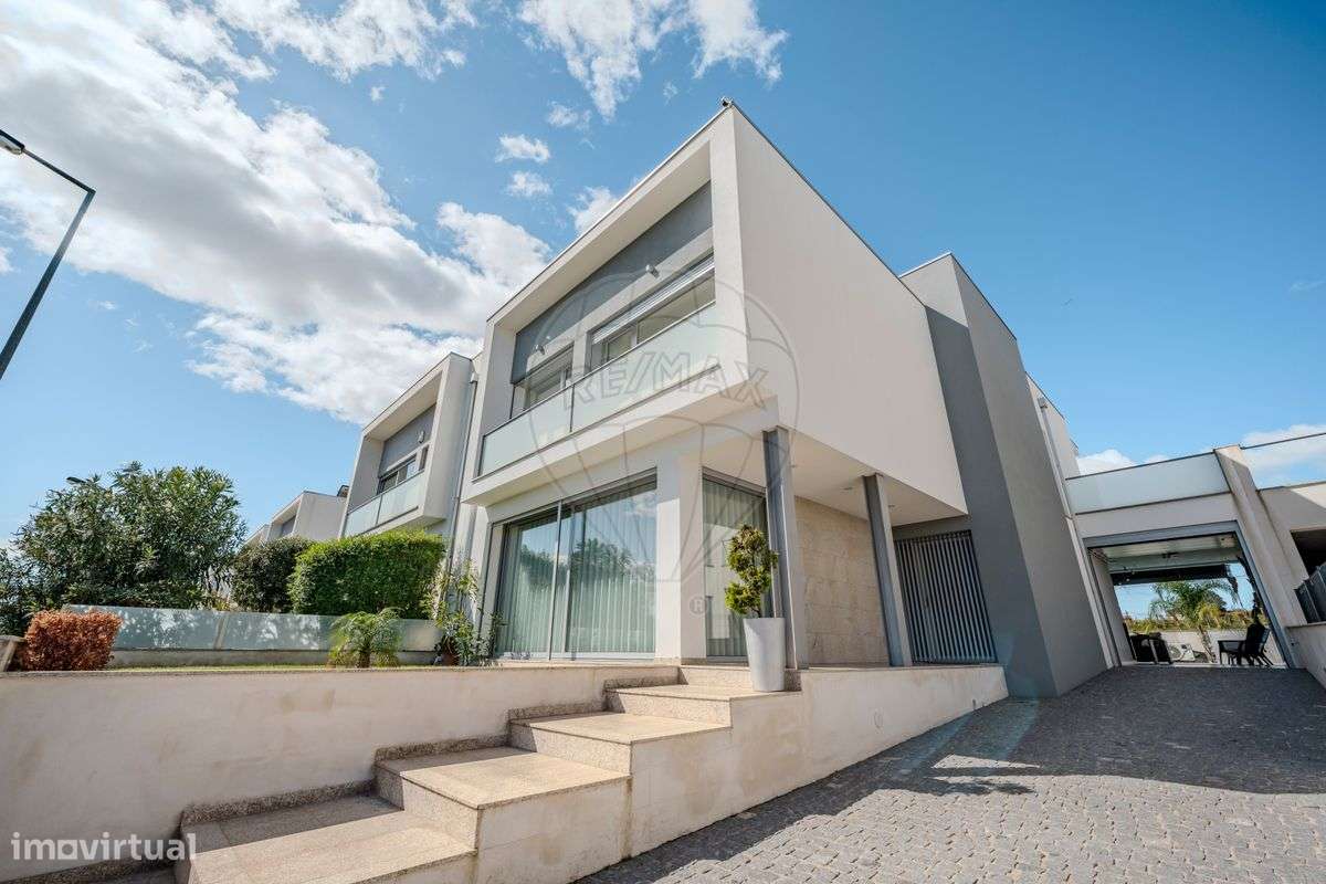 Moradia T3 de Sonho com Piscina Aquecida – Vila Verde-18