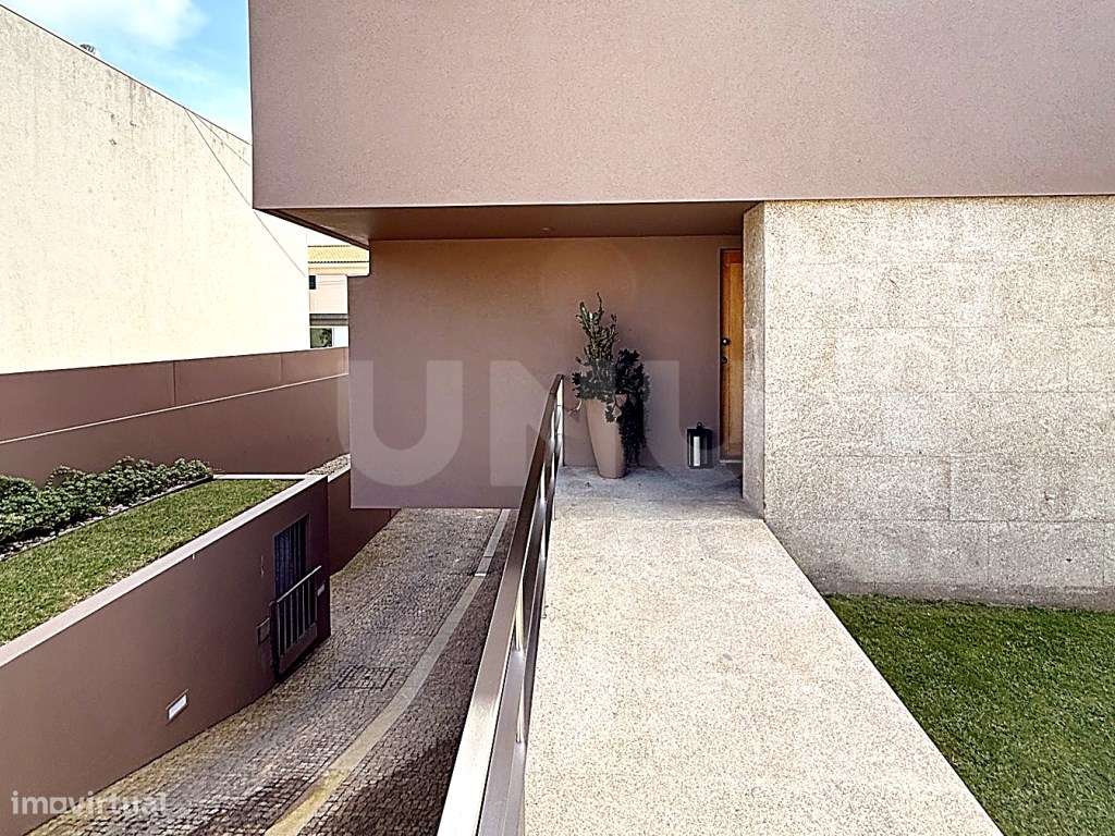 Moradia T5 Moderna com Jardim e Cave Ampla - Árvore, Vila do Conde-31