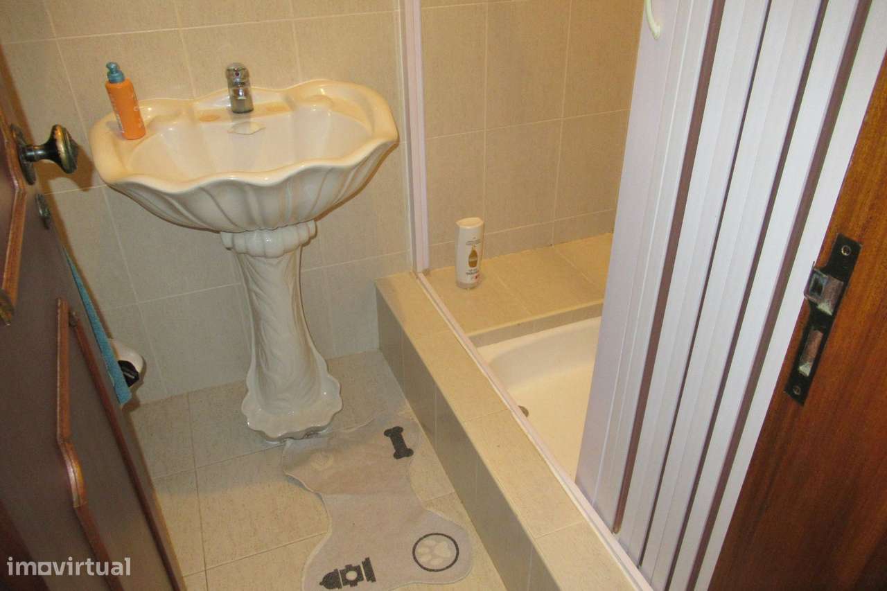 MORADIA ISOLADA COM COMÉRCIO E MORADIA DE R/C.-11