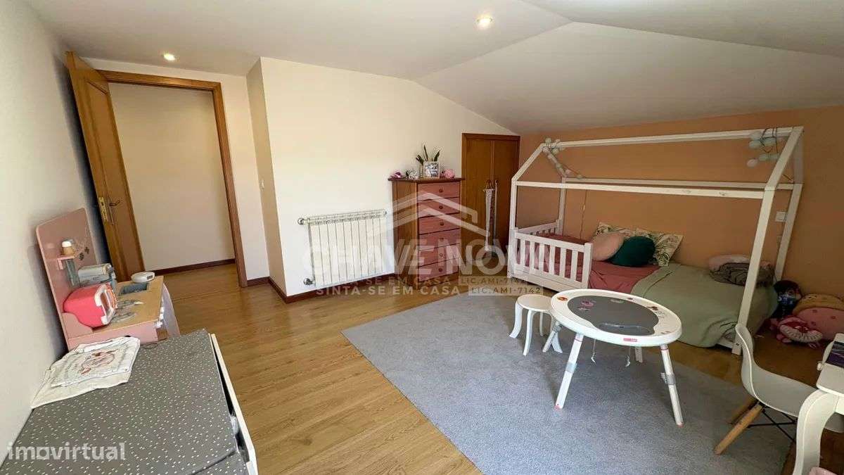 Apartamento T2 Duplex Renovado com Terraço, Garagem Box e 3 WC-10