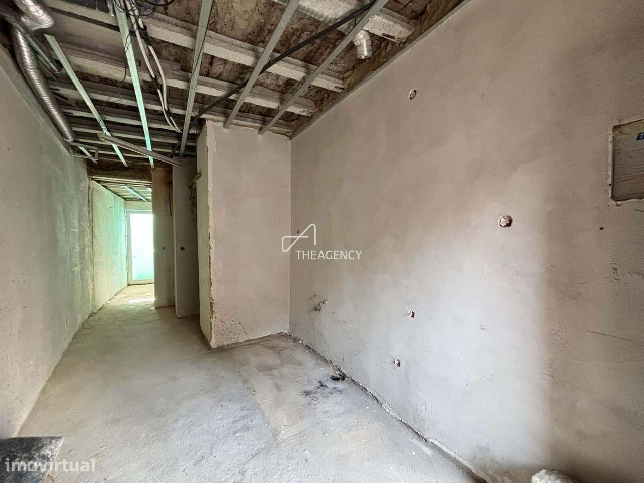 Prédio p/ Investimento em Alhandra  - 2 Estúdios para Restaurar-8