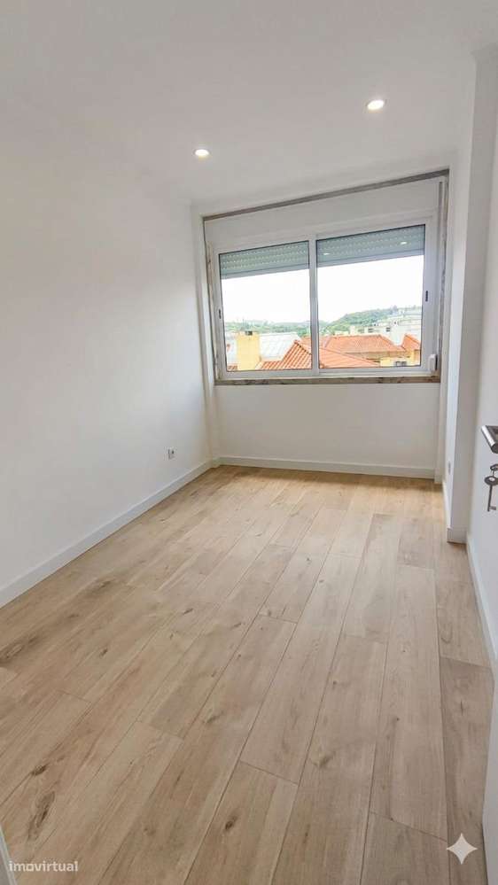 T2+1 Totalmente Remodelado em Odivelas — Entre e Viva!-12