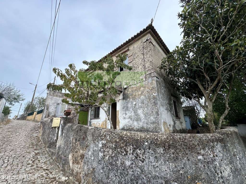 Moradia Geminada T2 em Francos, Rio de Mouro. Para Obras Totais.-7