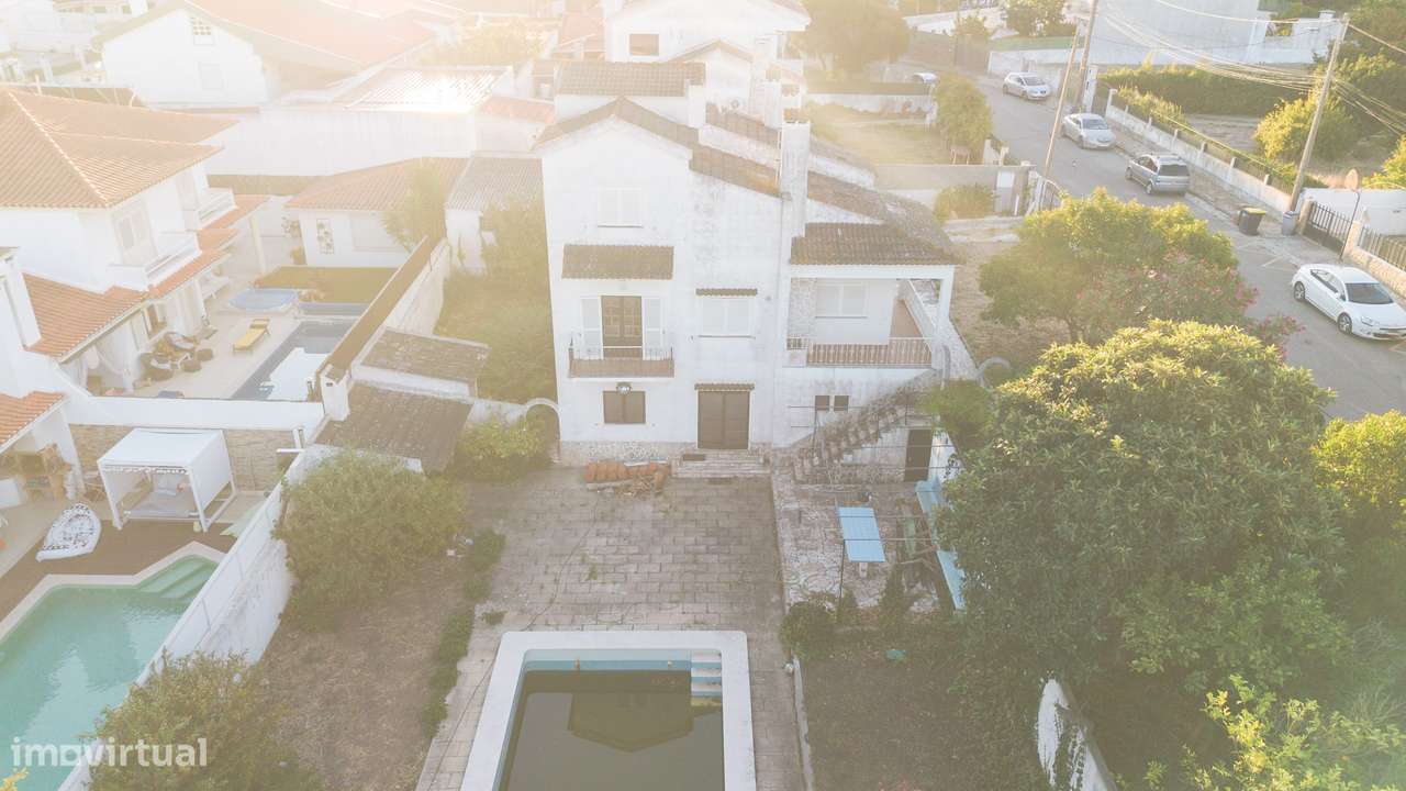 Moradia para Remodelar em Terreno de 1.000m² na Prestigiada Zona da Ma-12