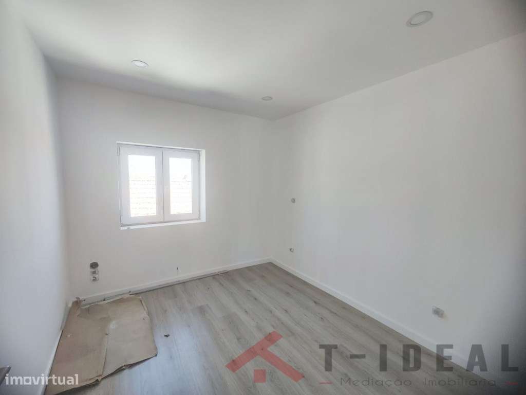 Moradia T3 Renovada com Espaço Exterior-11