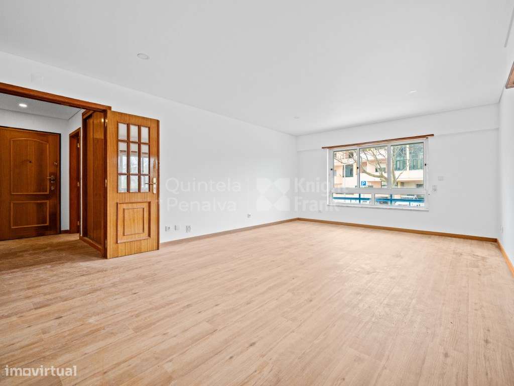 Apartamento T2 renovado com terraço e garagem em Carcavelos - Grande imagem: 3/24